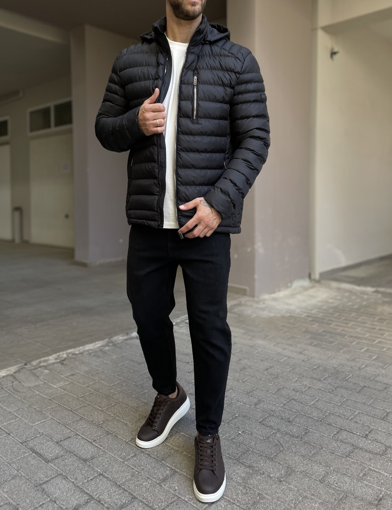 Ανδρικό μαύρο καπιτονέ μπουφάν με αποσπώμενη κουκούλα D3079 φωτογραφία